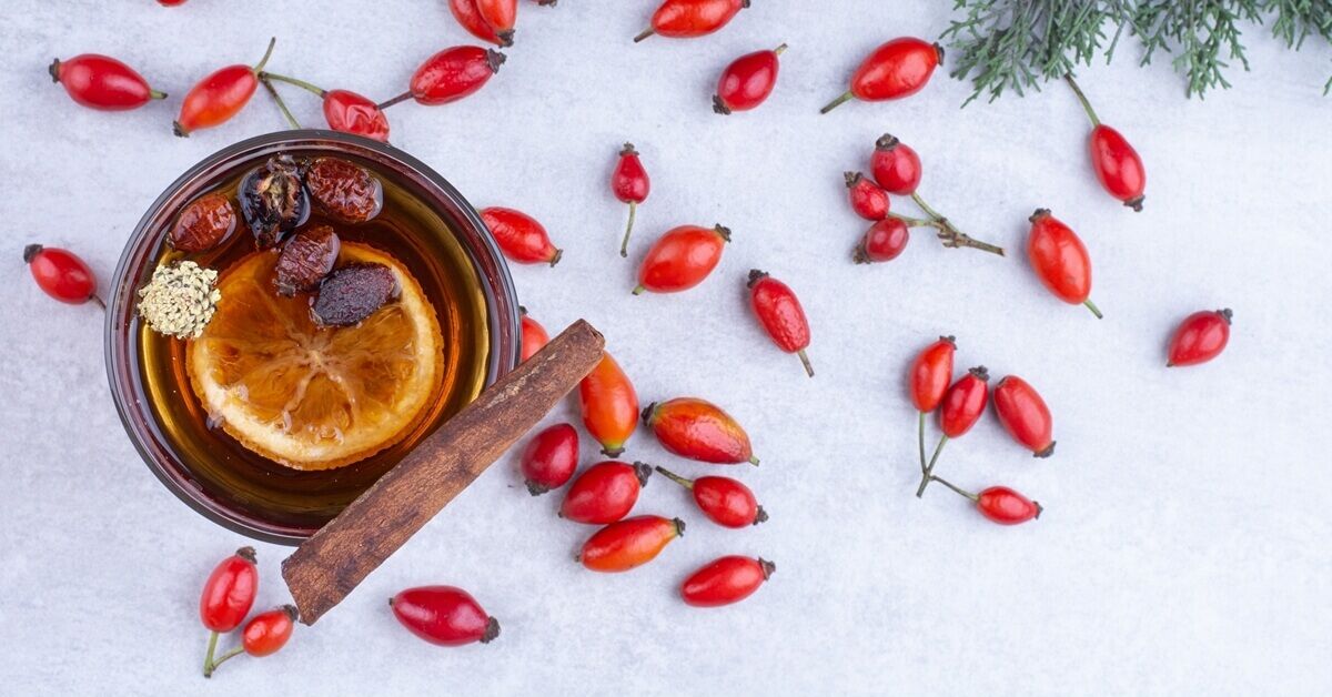 Számos gyógynövényből készített teák is segíthetnek erősíteni az immunrendszert, mint pl. a csipkebogyó termése.